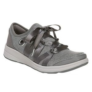 Brand new in box. Size 9 women’s bzees sneakers. Grey.